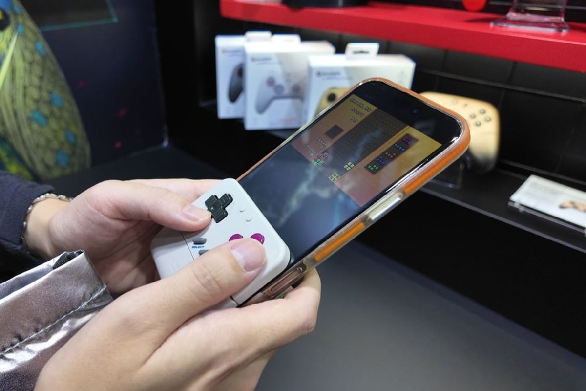 GameSir's Game Boy-style controller turns phones into retro handhelds