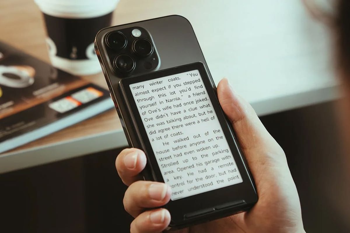 Tiny $69 E-Reader Magnetically Sticks to Your iPhone