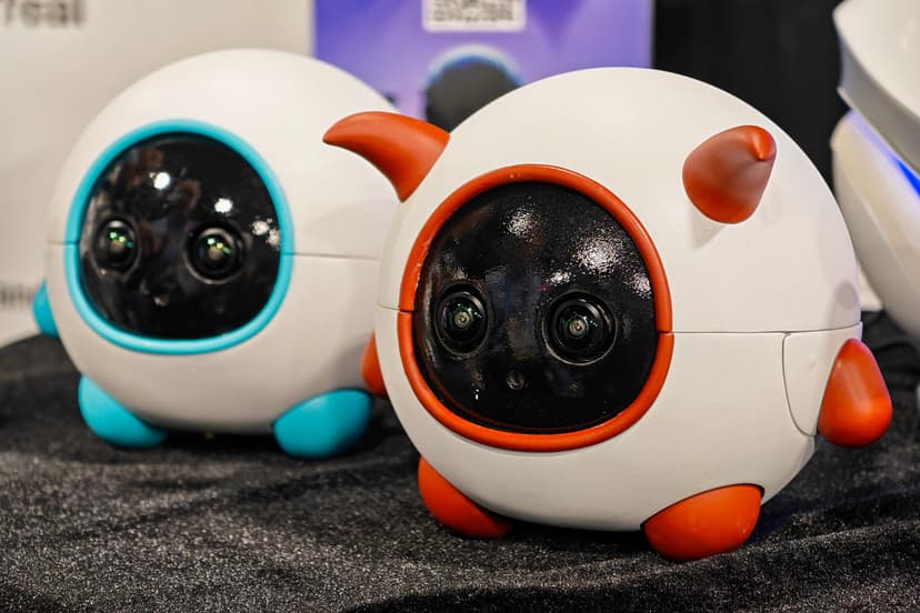 FrontierX's Vex Robot Becomes Your Pet's Personal Cameraman